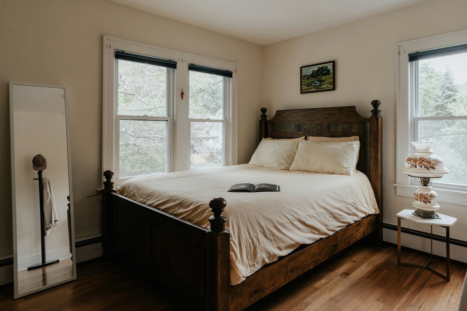 Bett steht auf Holzfußboden