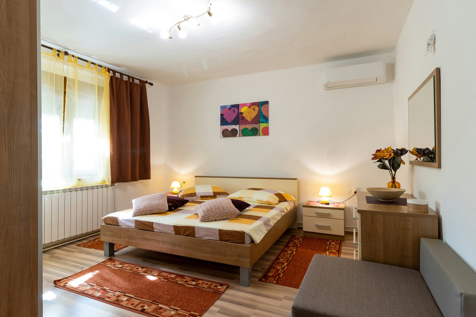 Bettgestell mit sichtbaren Verbindungen