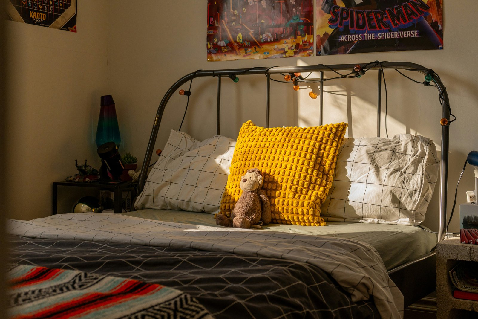 Beschädigter Lattenrost mit gebrochenen Leisten