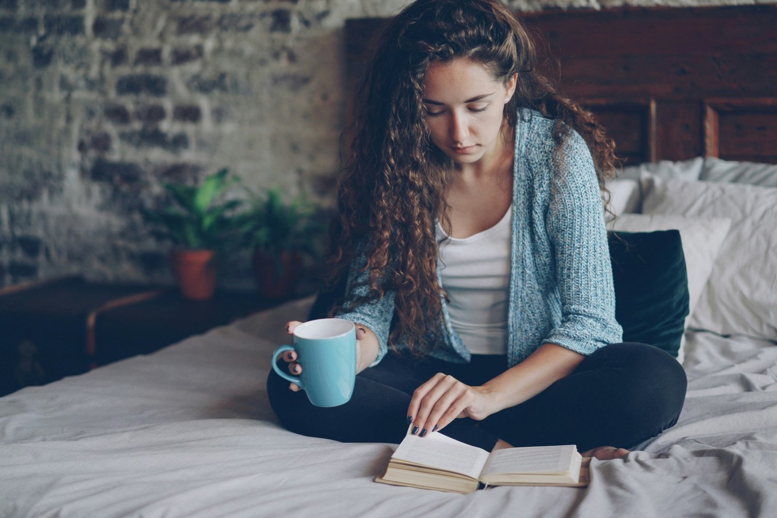 Person sitzt auf Bett mit Lattenrost