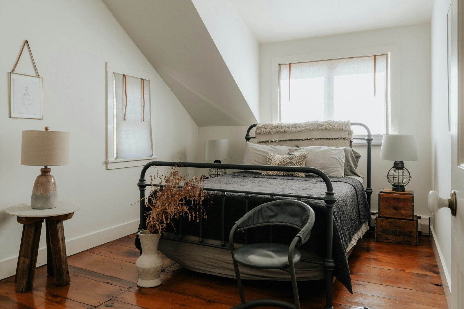 Reparatur am Lattenrost im Bett